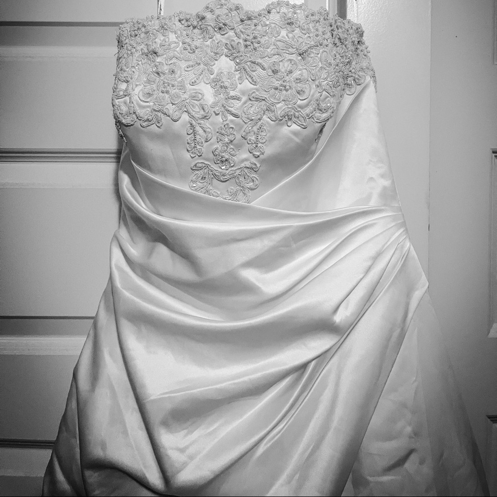 White wedding dress size 16 style E8396